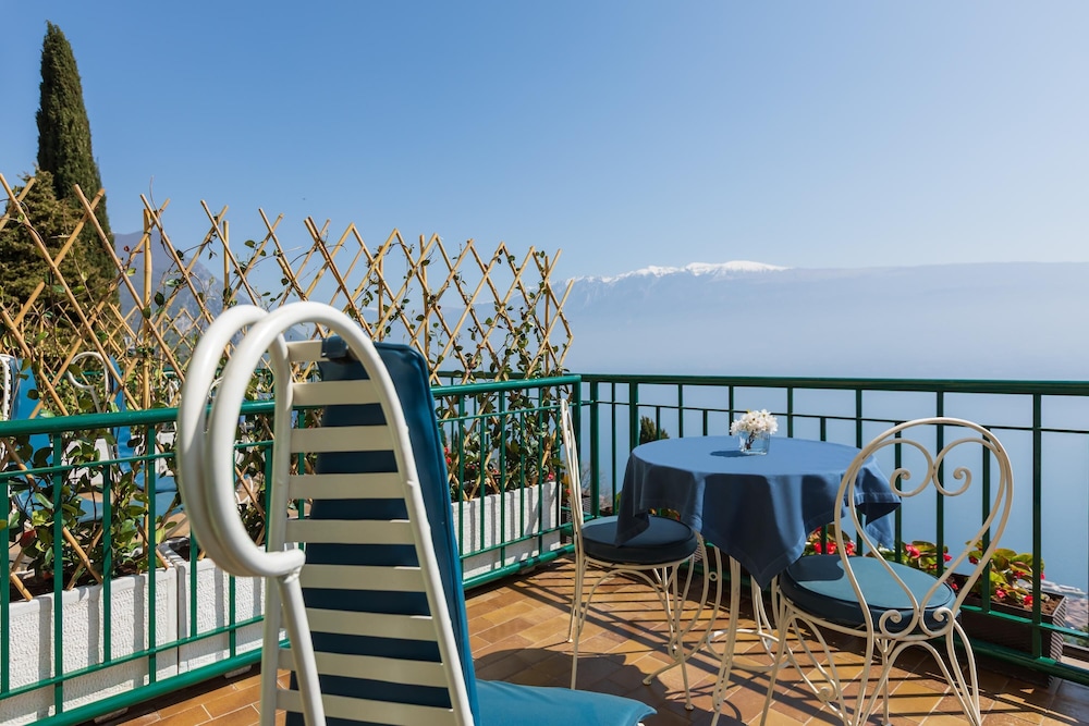 Boutique Hotel Villa Sostaga — Hotel rooms in Gargnano, Lombardy