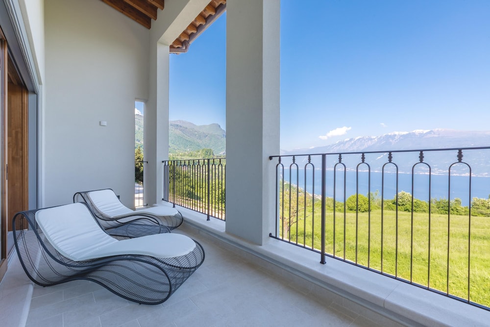 Boutique Hotel Villa Sostaga — Hotel rooms in Gargnano, Lombardy
