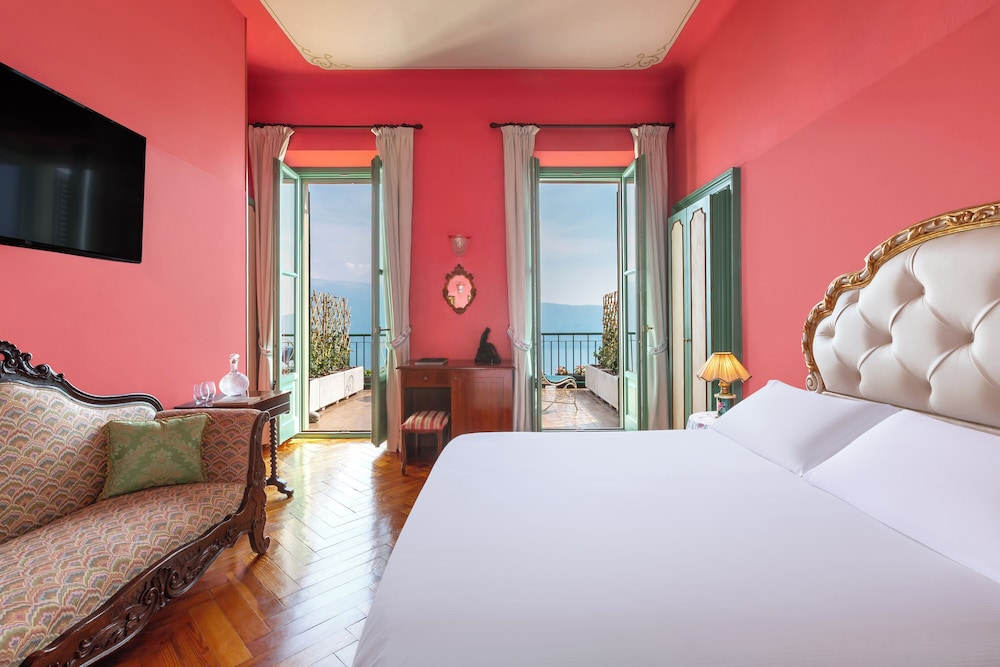 Boutique Hotel Villa Sostaga — Hotel rooms in Gargnano, Lombardy