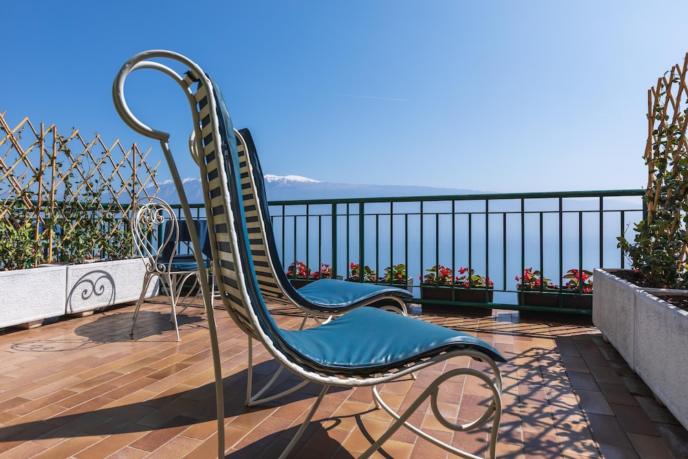 Boutique Hotel Villa Sostaga — Hotel rooms in Gargnano, Lombardy