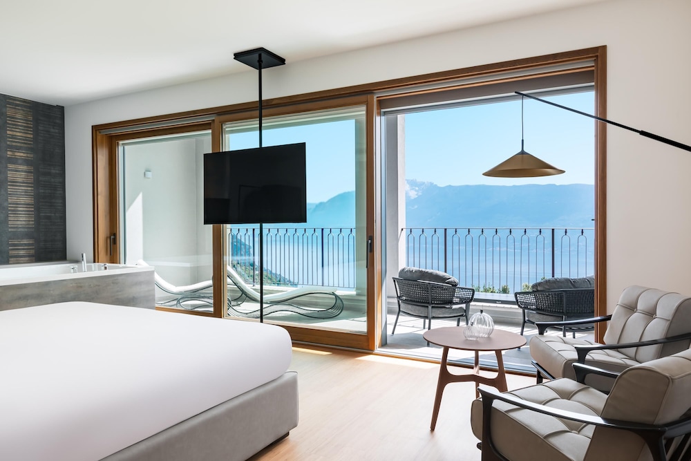 Boutique Hotel Villa Sostaga — Hotel rooms in Gargnano, Lombardy