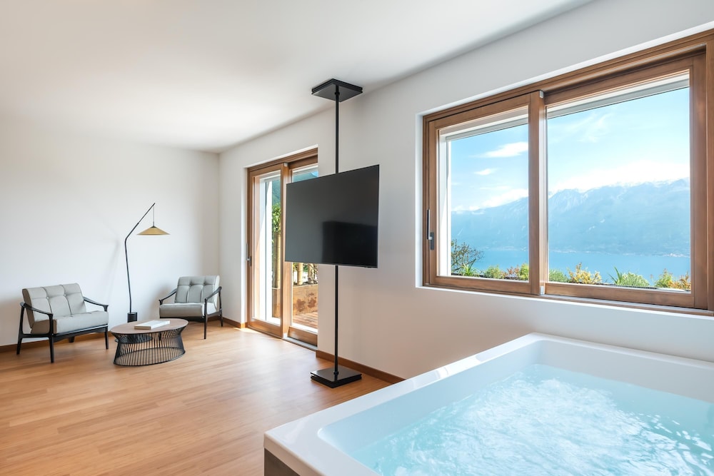 Boutique Hotel Villa Sostaga — Hotel rooms in Gargnano, Lombardy