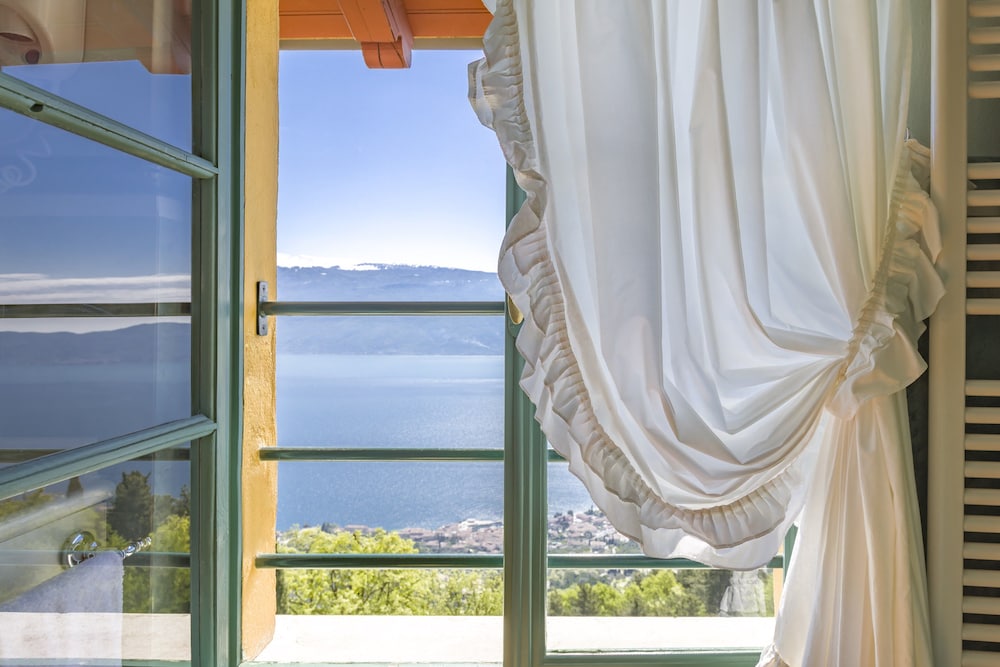 Boutique Hotel Villa Sostaga — Hotel rooms in Gargnano, Lombardy