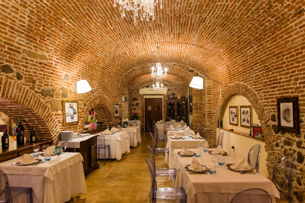 Mariano IV Palace Hotel — Restaurant & bars in Oristano, Sardinia