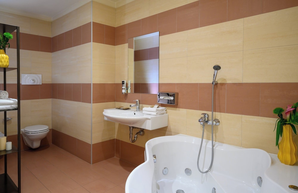 Leonardo Hotel Lago di Garda – Wellness and Spa — Hotel rooms in Lazise, Veneto