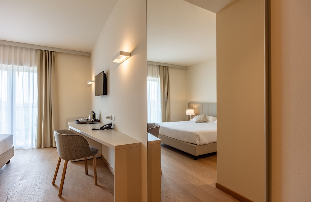 Leonardo Hotel Lago di Garda – Wellness and Spa — Hotel rooms in Lazise, Veneto