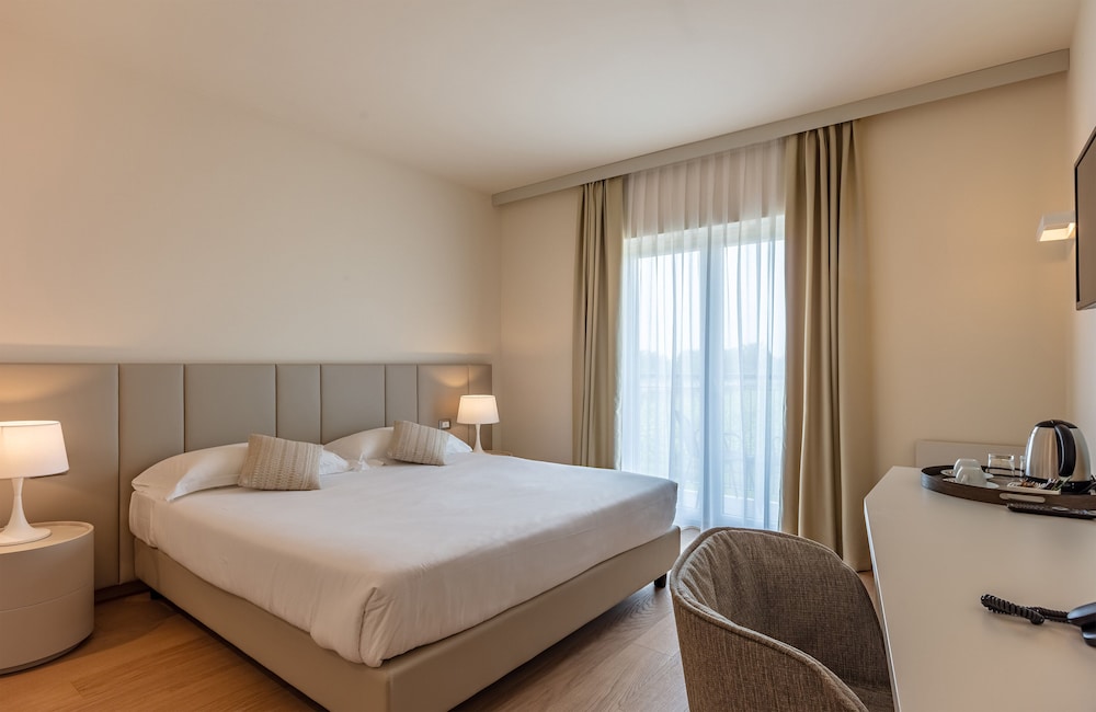 Leonardo Hotel Lago di Garda – Wellness and Spa — Hotel rooms in Lazise, Veneto