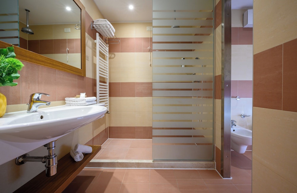 Leonardo Hotel Lago di Garda – Wellness and Spa — Hotel rooms in Lazise, Veneto