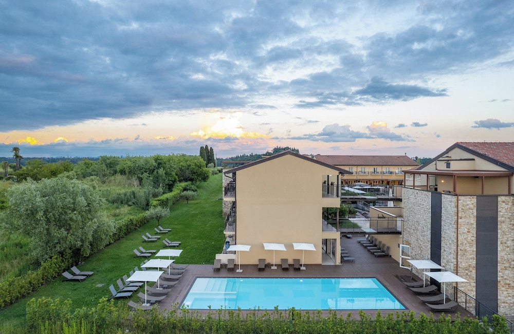 Leonardo Hotel Lago di Garda – Wellness and Spa — Swimming pool in Lazise, Veneto