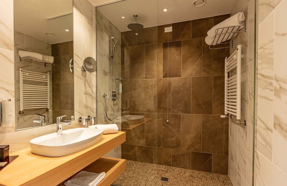 Leonardo Hotel Lago di Garda – Wellness and Spa — Hotel rooms in Lazise, Veneto
