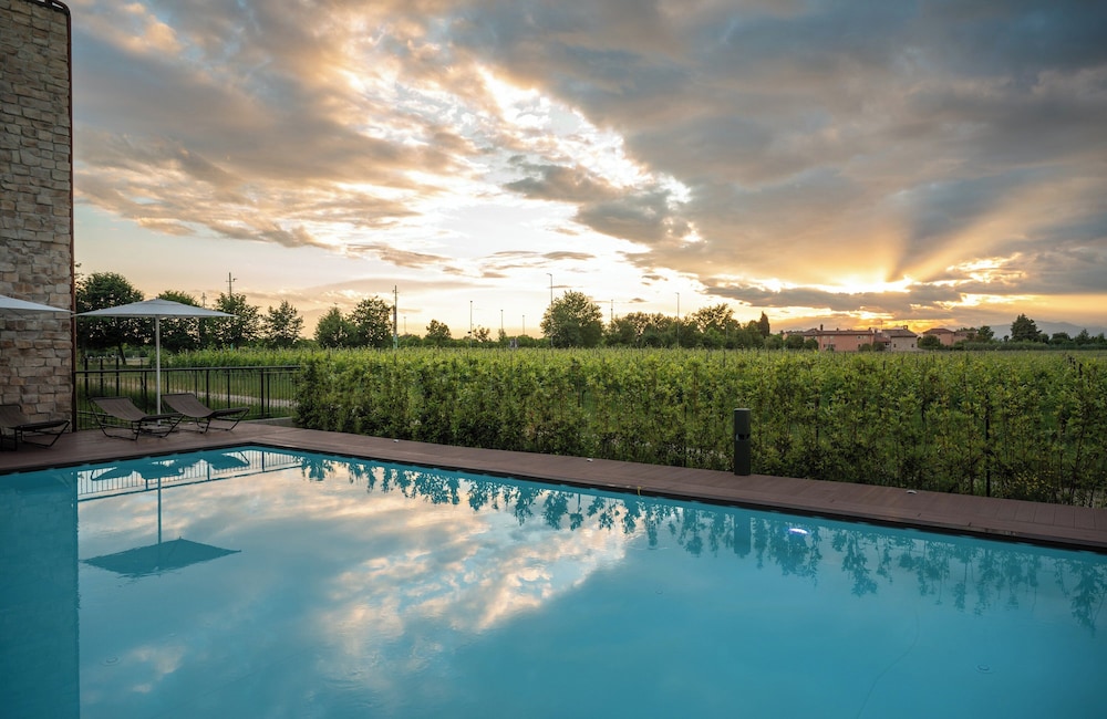 Leonardo Hotel Lago di Garda – Wellness and Spa — Swimming pool in Lazise, Veneto