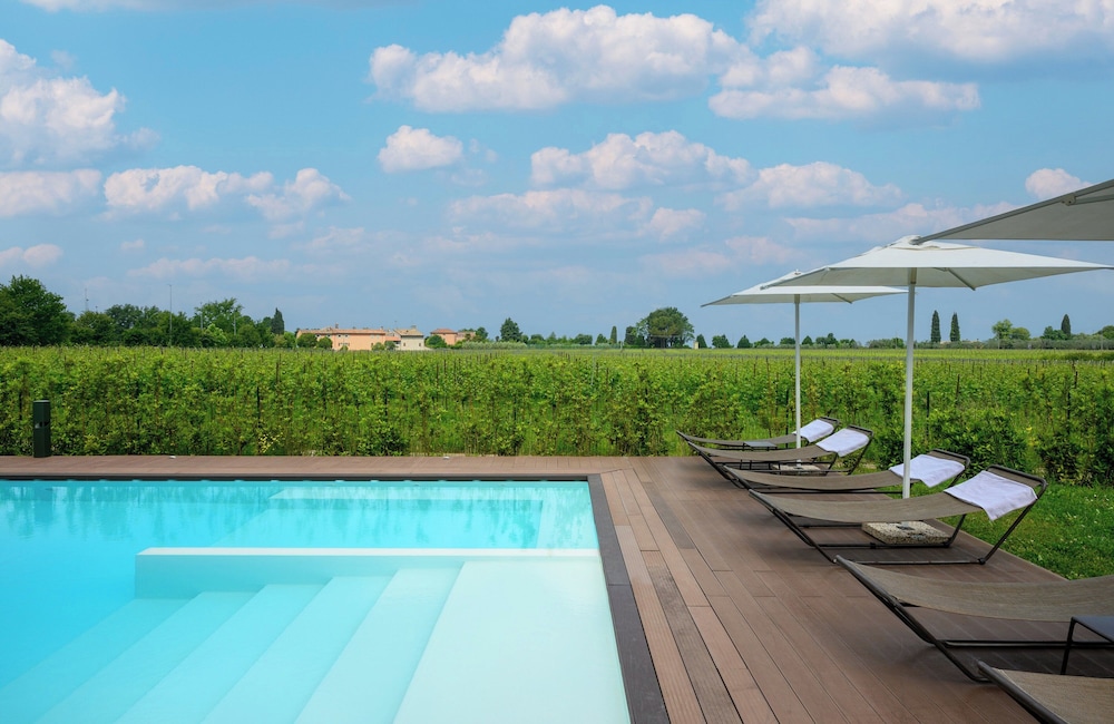 Leonardo Hotel Lago di Garda – Wellness and Spa — Swimming pool in Lazise, Veneto