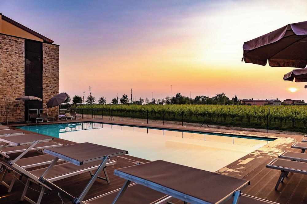 Leonardo Hotel Lago di Garda – Wellness and Spa — Swimming pool in Lazise, Veneto