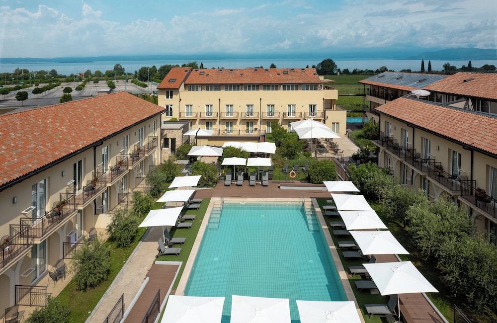 Leonardo Hotel Lago di Garda – Wellness and Spa — Swimming pool in Lazise, Veneto