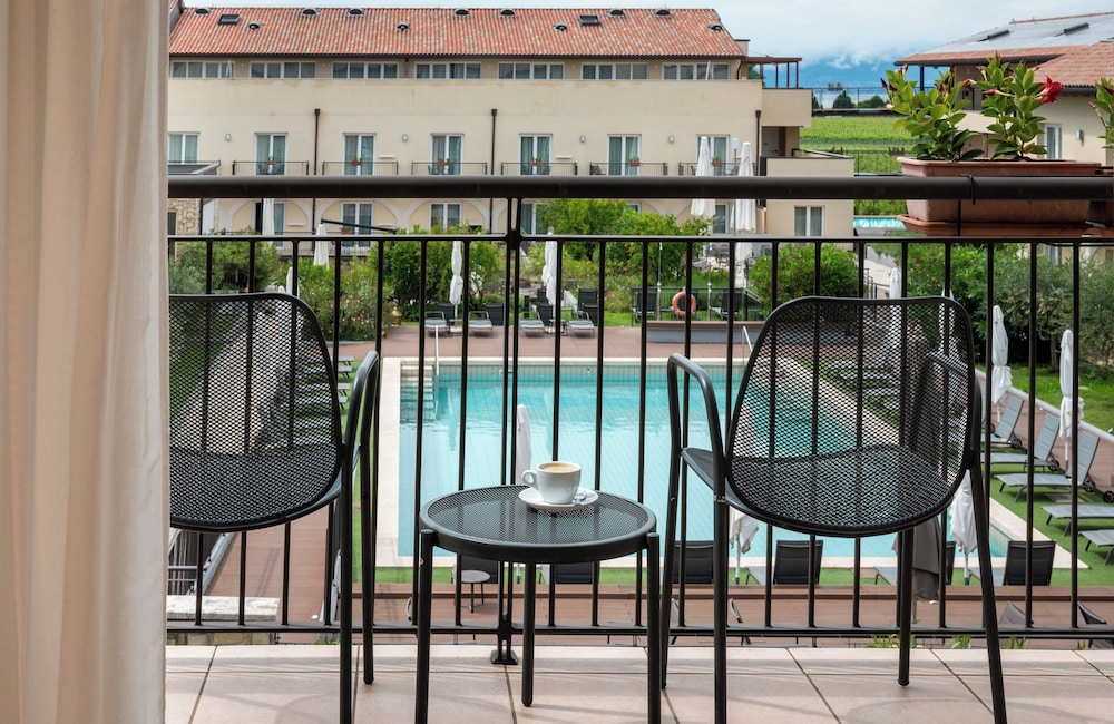 Leonardo Hotel Lago di Garda – Wellness and Spa — Swimming pool in Lazise, Veneto