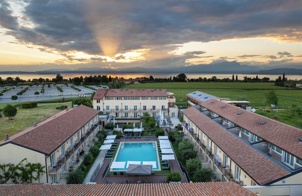Leonardo Hotel Lago di Garda – Wellness and Spa — Swimming pool in Lazise, Veneto