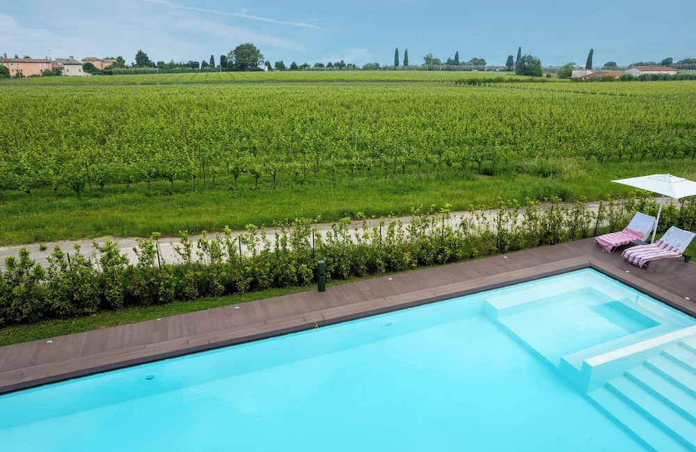 Leonardo Hotel Lago di Garda – Wellness and Spa — Swimming pool in Lazise, Veneto