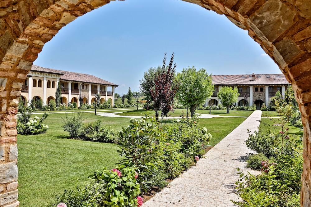 Garda Hotel San Vigilio Golf — Hotel building in Pozzolengo, Lombardy