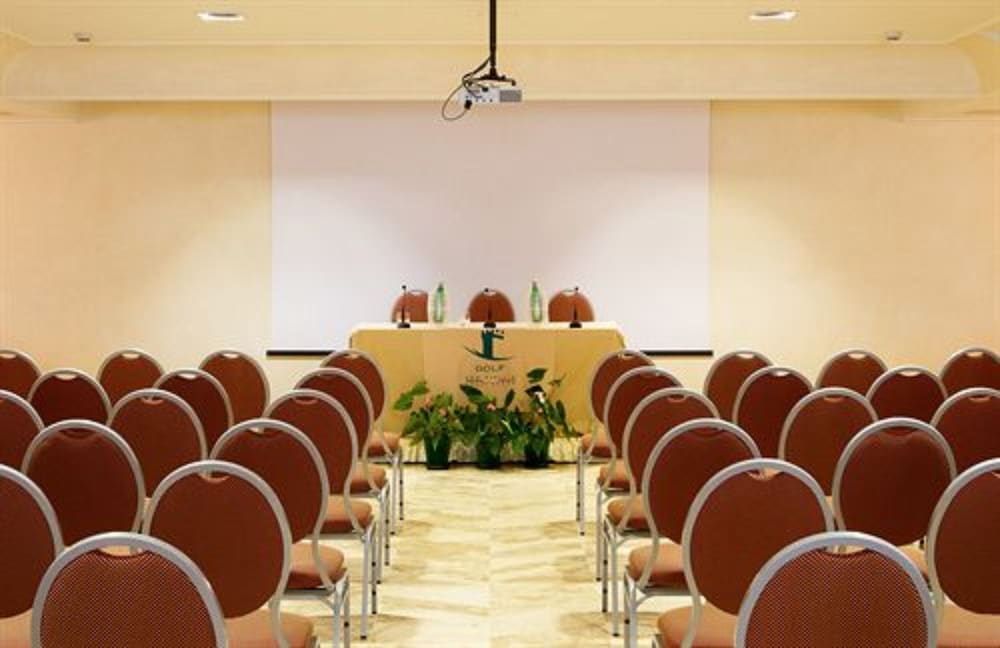 Garda Hotel San Vigilio Golf — Hotel building in Pozzolengo, Lombardy