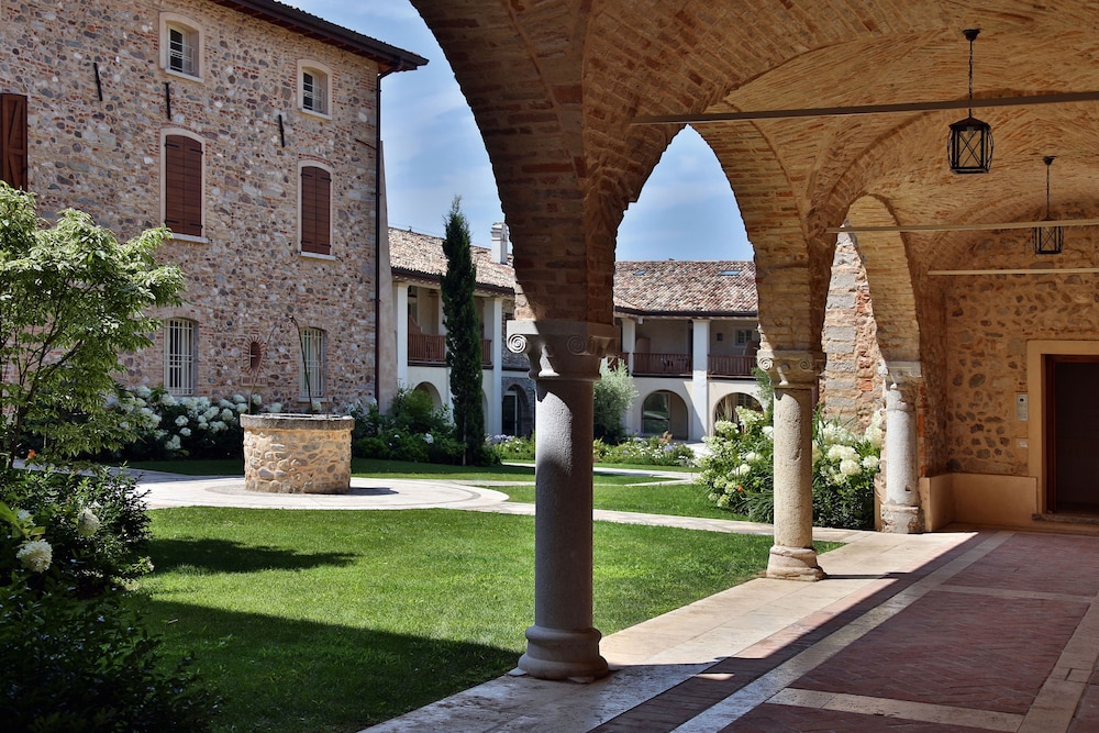Garda Hotel San Vigilio Golf — Hotel building in Pozzolengo, Lombardy