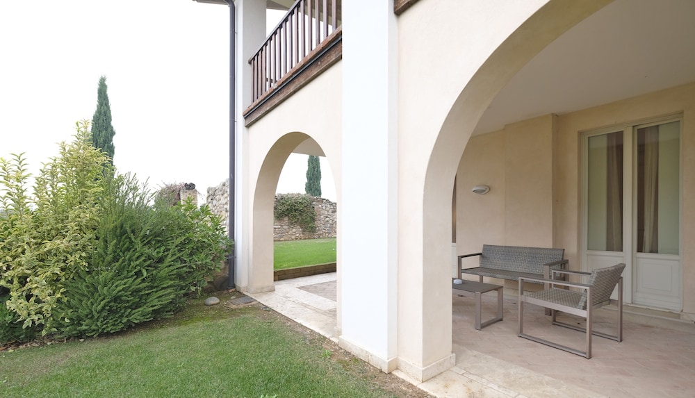 Garda Hotel San Vigilio Golf — Hotel building in Pozzolengo, Lombardy