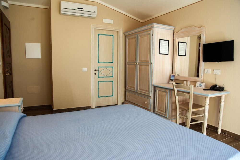 Hotel Lu Pitrali — Hotel rooms in San Teodoro, Sardinia