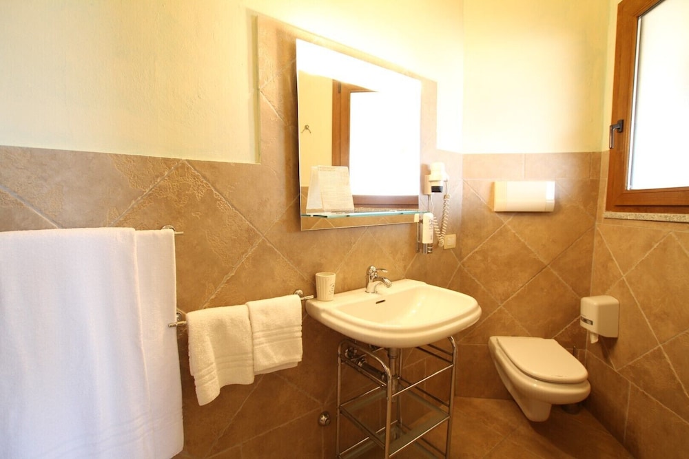 Hotel Lu Pitrali — Hotel rooms in San Teodoro, Sardinia