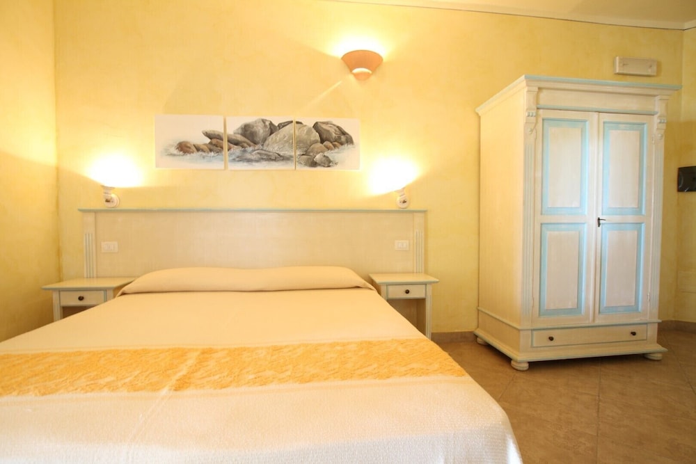 Hotel Lu Pitrali — Hotel rooms in San Teodoro, Sardinia
