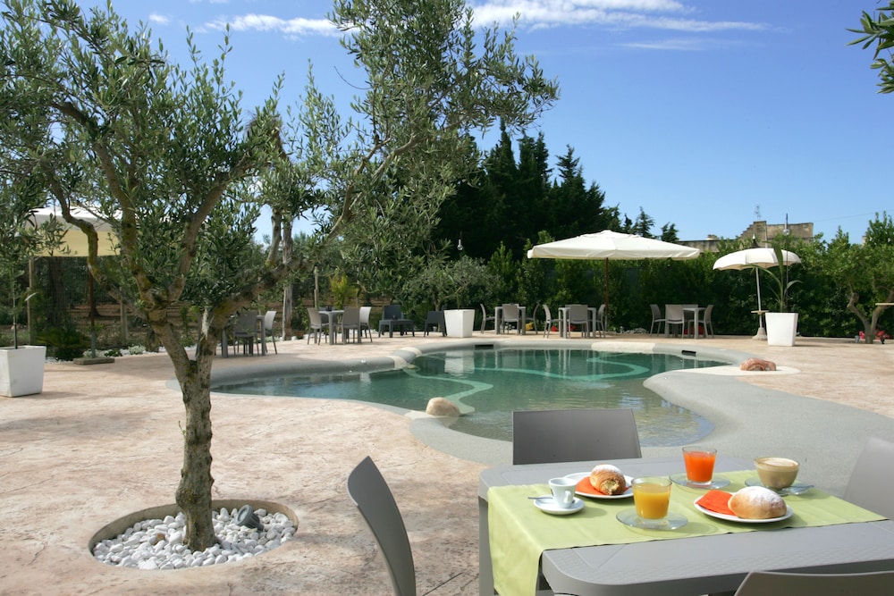 Divino Hotel — Swimming pool in Rilievo, Sicily