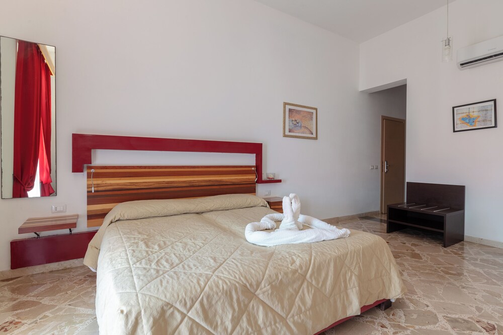 Divino Hotel — Hotel rooms in Rilievo, Sicily