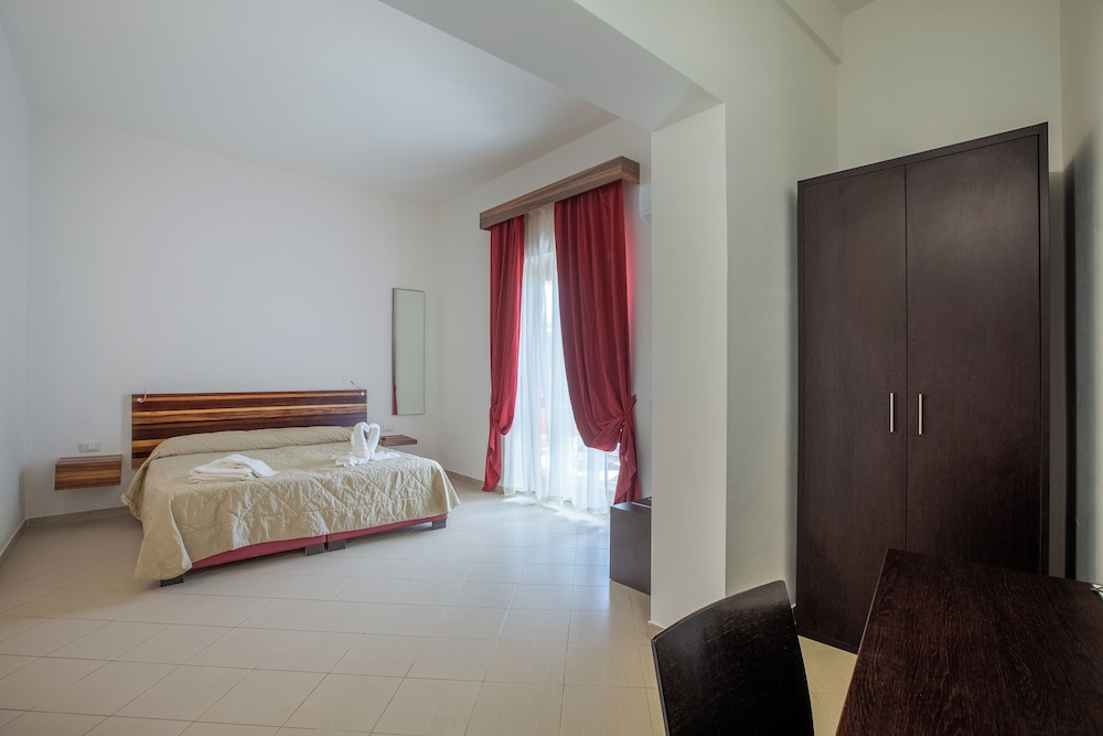 Divino Hotel — Hotel rooms in Rilievo, Sicily
