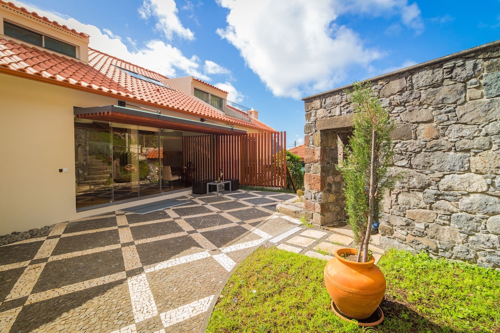 Solar da Bica — Hotel building in São Vicente, Madeira