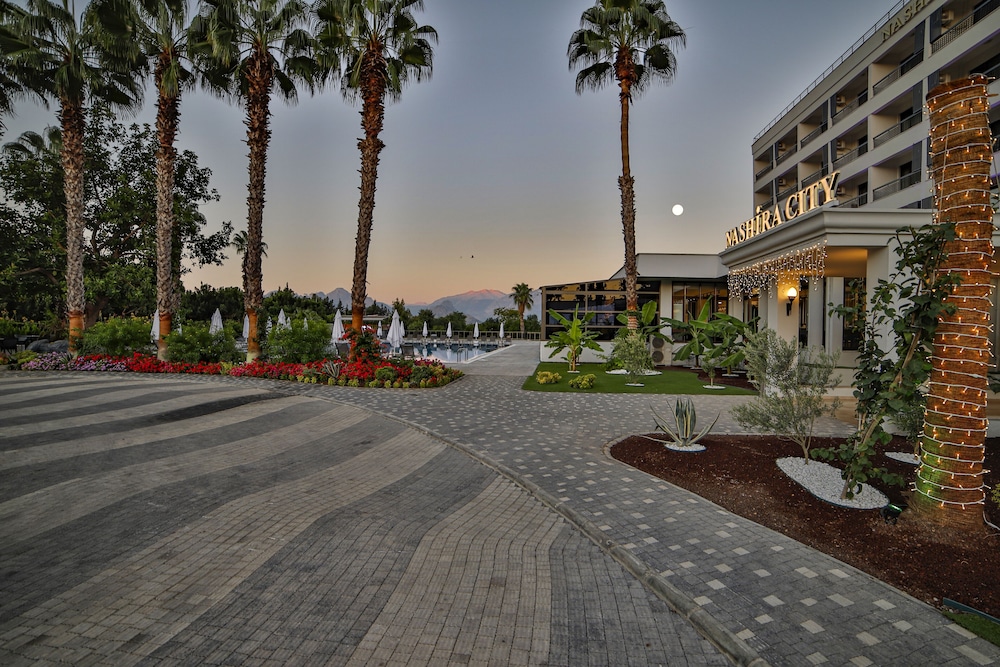 Nashira City Resort — Hotel building in Antalya