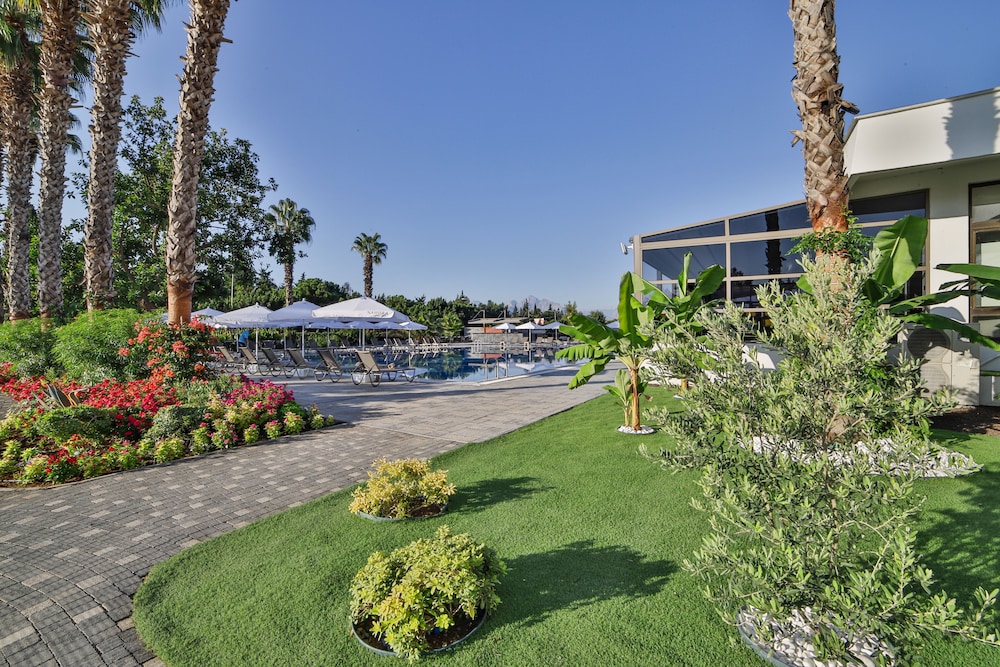 Nashira City Resort — Hotel building in Antalya