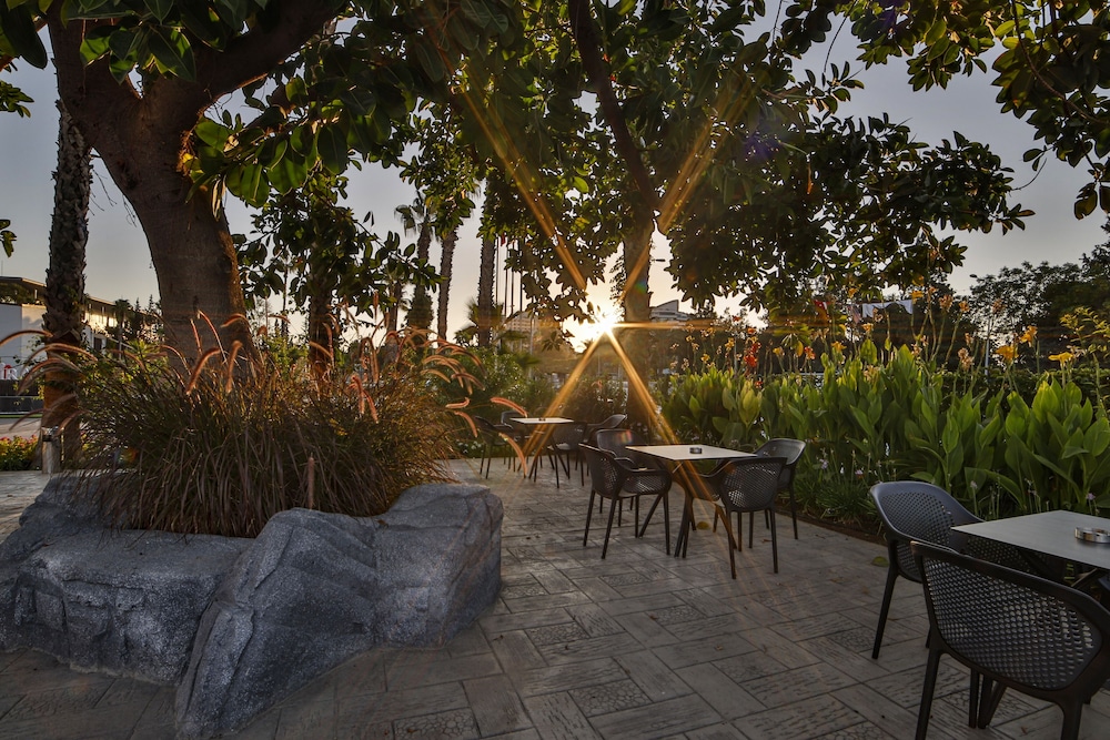 Nashira City Resort — Restaurant & bars in Antalya