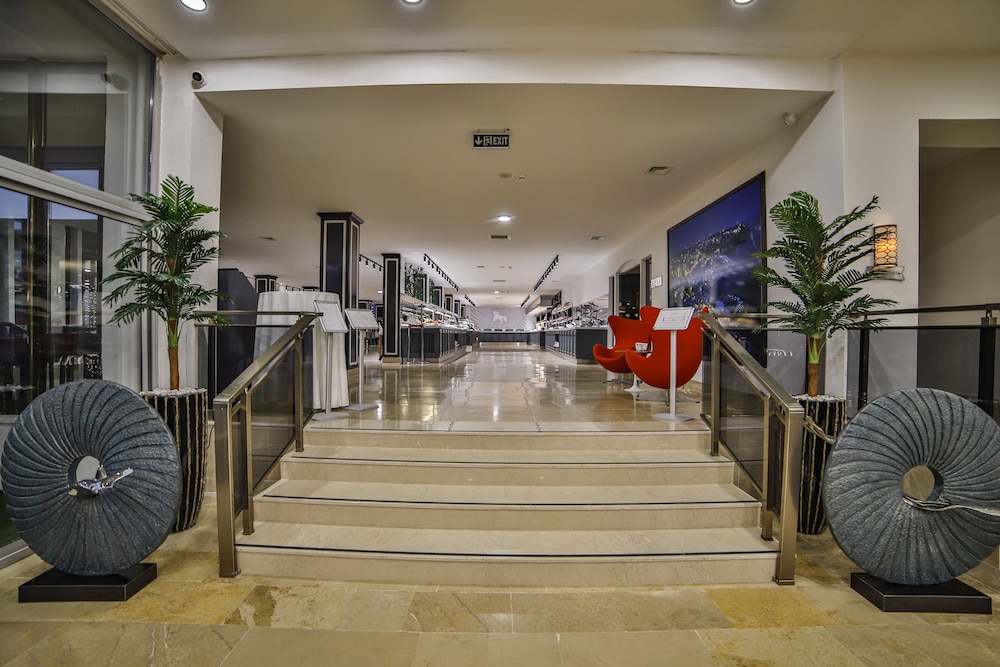 Nashira City Resort — Hotel building in Antalya