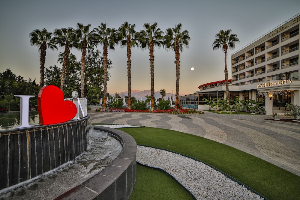 Nashira City Resort — Hotel building in Antalya