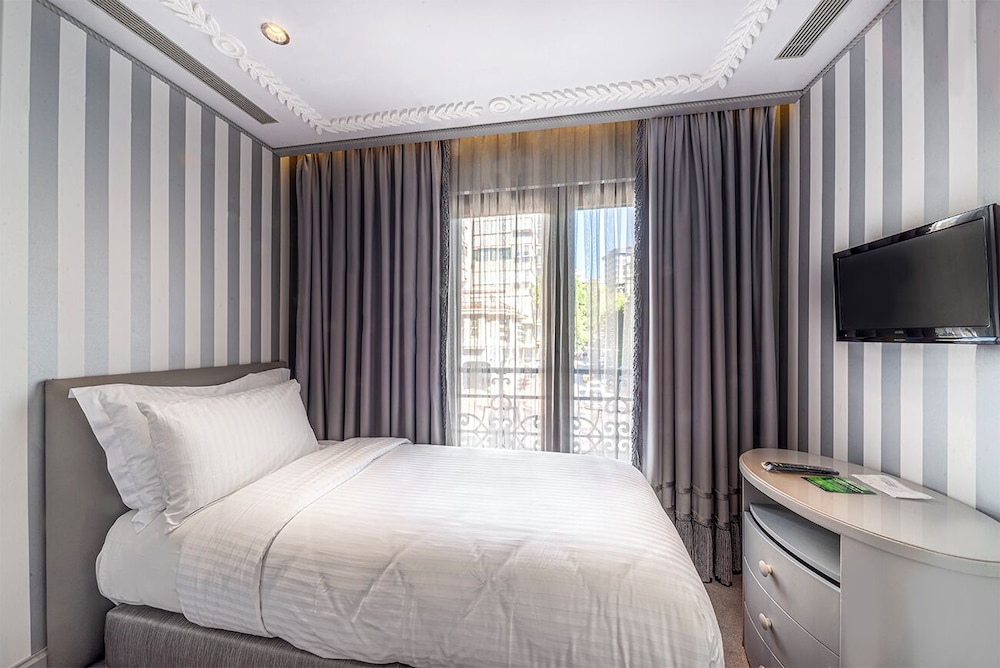 Wyndham Grand Istanbul Kalamis Marina Hotel — Hotel rooms in Istanbul, Istanbul
