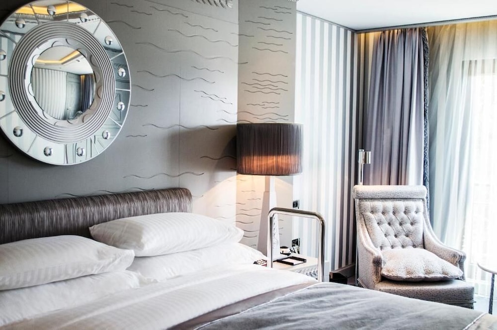 Wyndham Grand Istanbul Kalamis Marina Hotel — Hotel rooms in Istanbul, Istanbul