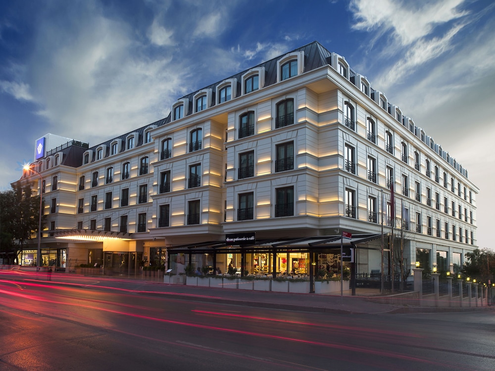 Wyndham Grand Istanbul Kalamis Marina Hotel — Hotel building in Istanbul, Istanbul