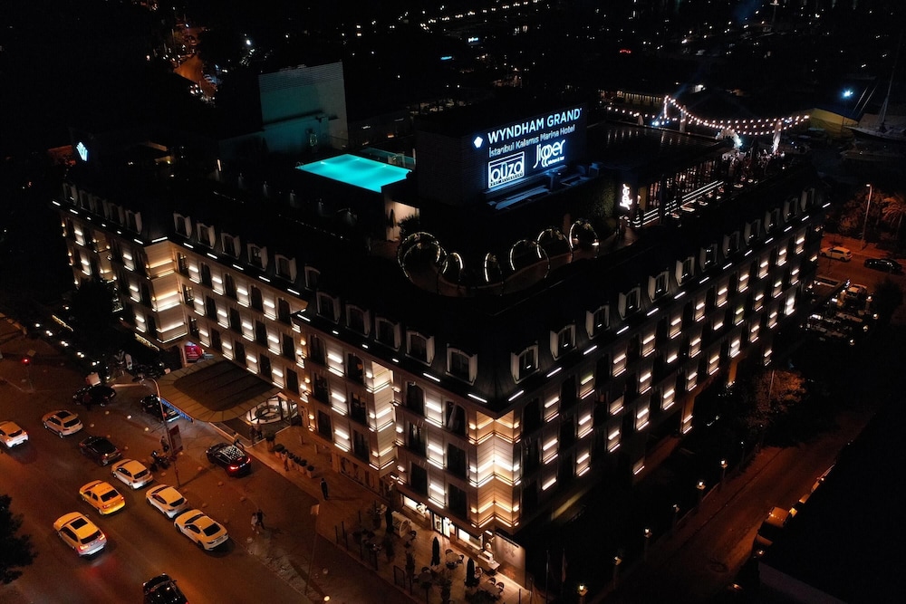Wyndham Grand Istanbul Kalamis Marina Hotel — Hotel building in Istanbul, Istanbul