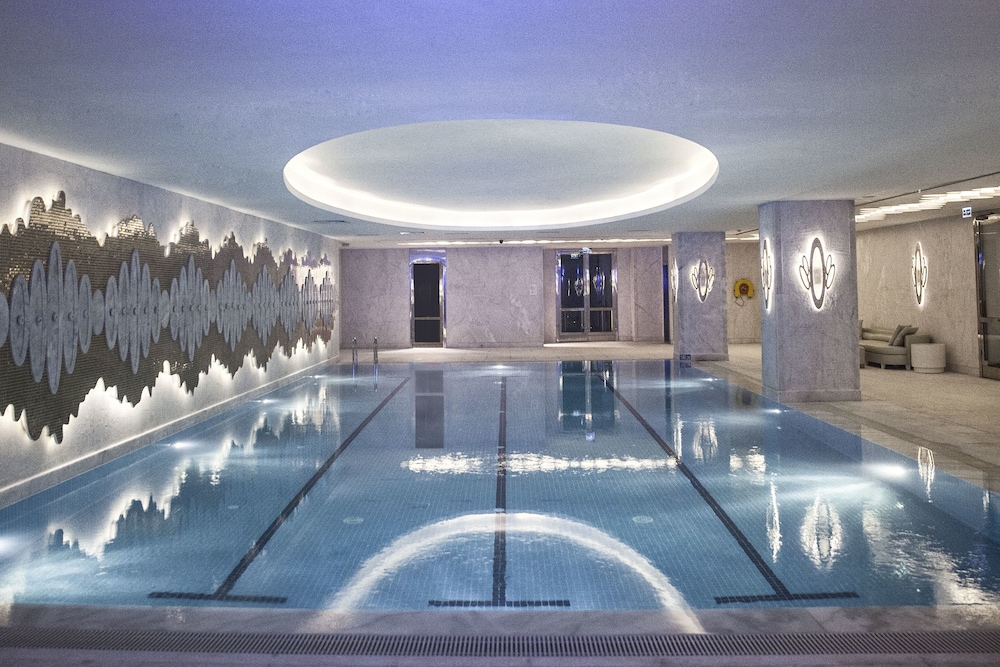 Wyndham Grand Istanbul Kalamis Marina Hotel — Swimming pool in Istanbul, Istanbul
