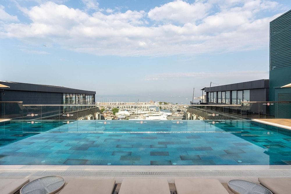 Wyndham Grand Istanbul Kalamis Marina Hotel — Swimming pool in Istanbul, Istanbul