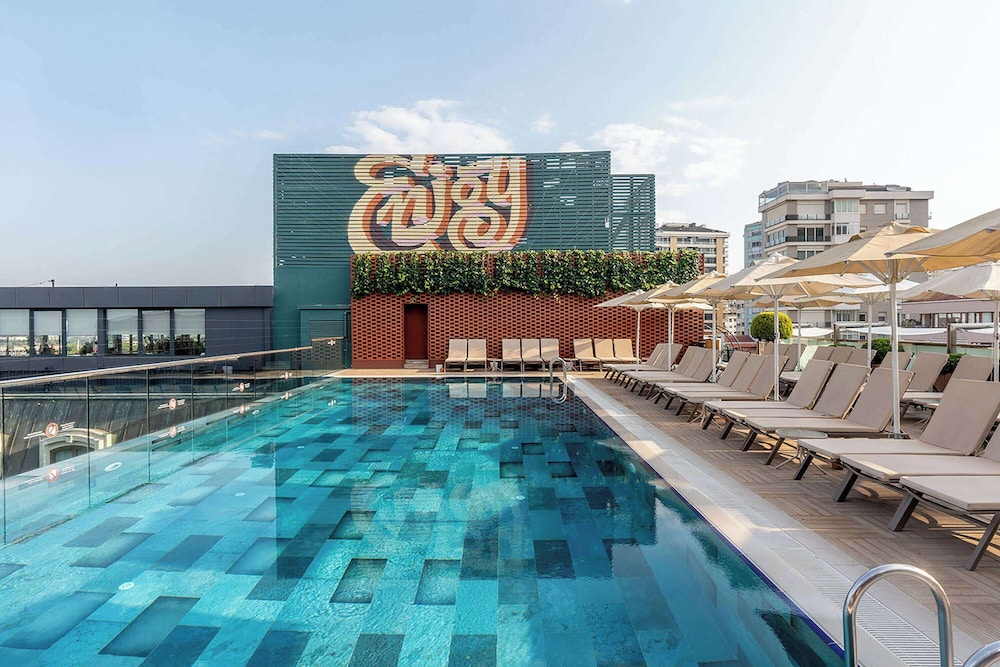 Wyndham Grand Istanbul Kalamis Marina Hotel — Swimming pool in Istanbul, Istanbul