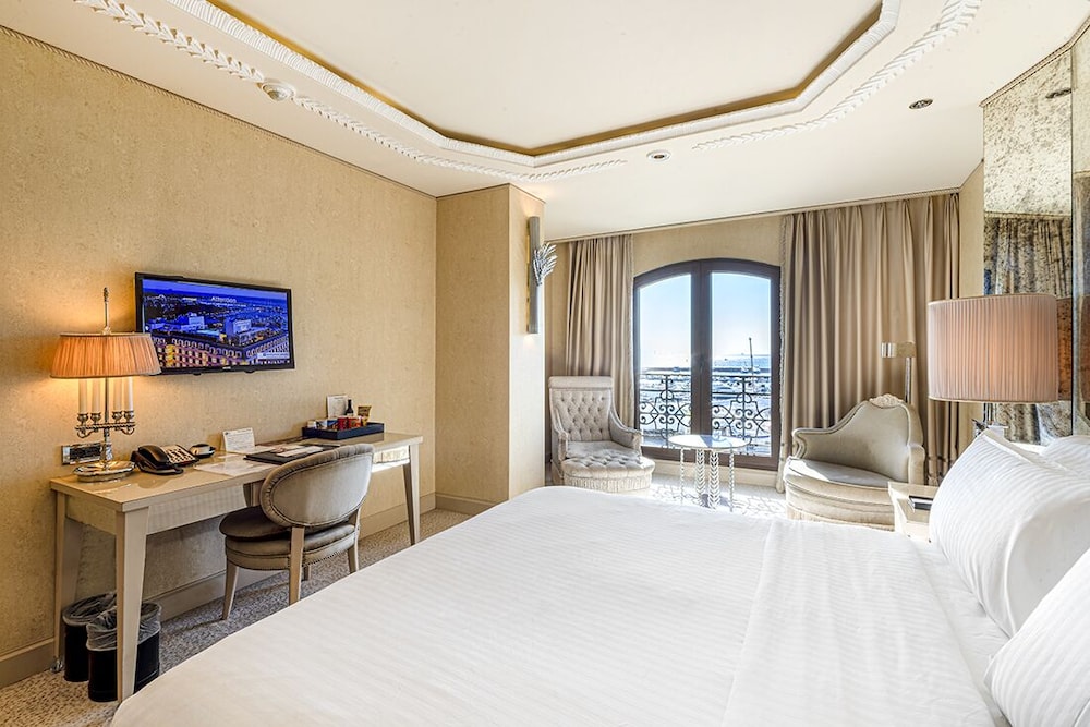 Wyndham Grand Istanbul Kalamis Marina Hotel — Hotel rooms in Istanbul, Istanbul