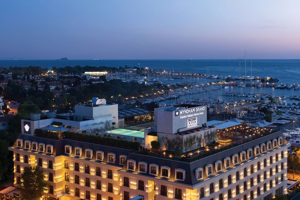 Wyndham Grand Istanbul Kalamis Marina Hotel — Hotel building in Istanbul, Istanbul