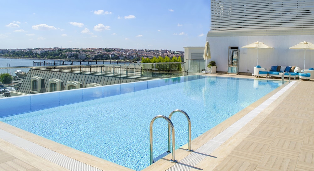 Wyndham Grand Istanbul Kalamis Marina Hotel — Swimming pool in Istanbul, Istanbul