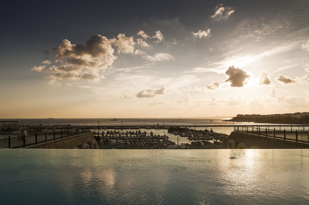 Wyndham Grand Istanbul Kalamis Marina Hotel — Swimming pool in Istanbul, Istanbul