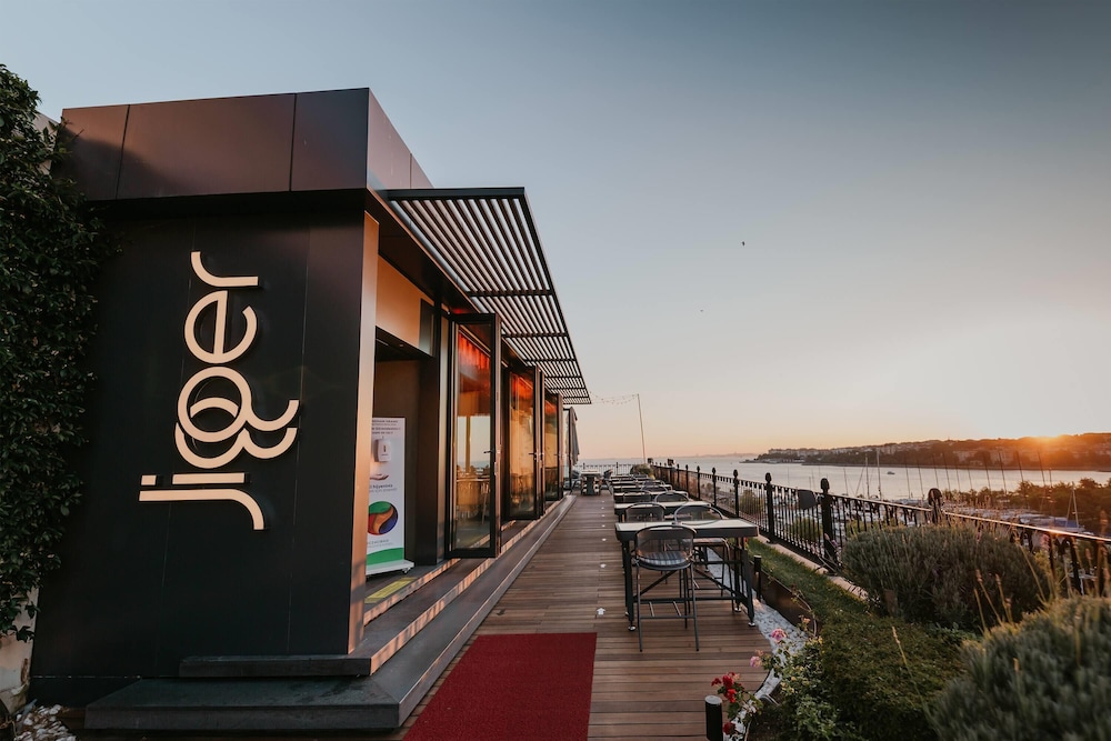 Wyndham Grand Istanbul Kalamis Marina Hotel — Restaurant & bars in Istanbul, Istanbul