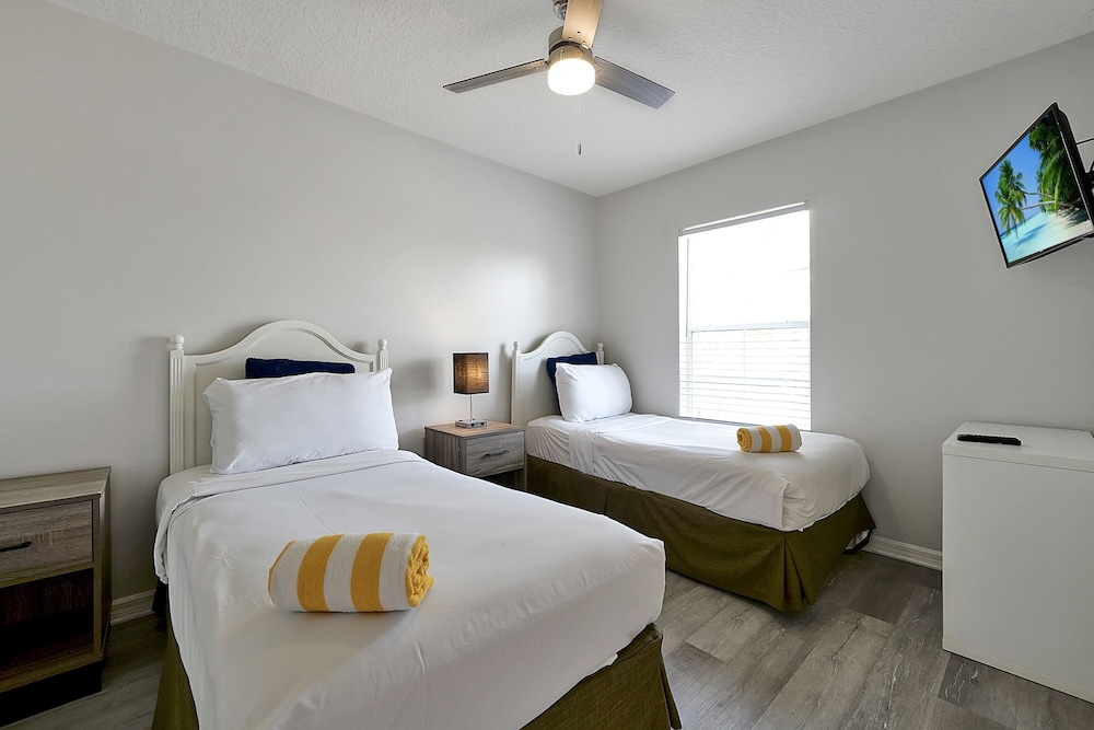 Vacation Townhomes by IDILIQ at Encantada Resort — Hotel rooms in Kissimmee, Florida